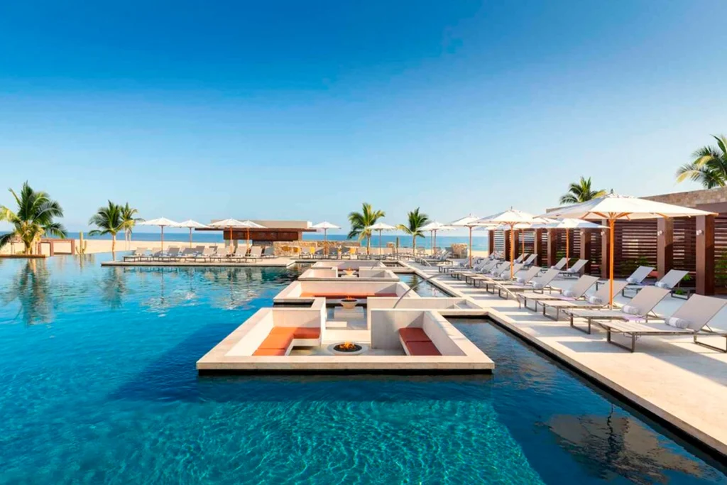 Piscina de borda infinita de um resort de luxo à beira-mar em Aruba.