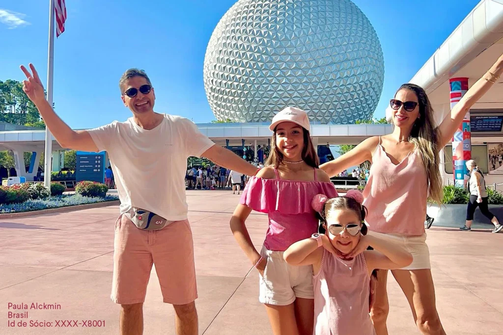 Família sorridente posando no Epcot, Disney, celebrando uma experiência inesquecível vivida pelo Sócio Influencer.