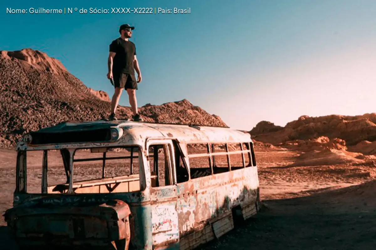 Sócio Influencer RCI em aventura pelo deserto com paisagem árida ao fundo