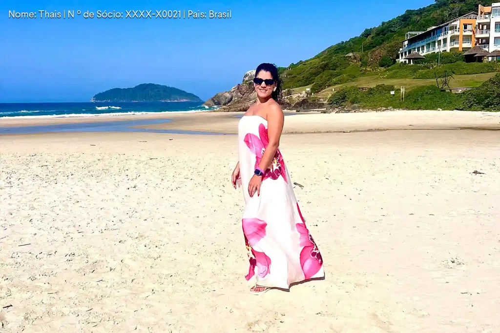 Sócia Influencer RCI aproveita dia ensolarado em praia brasileira